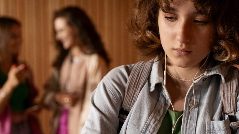 Juventud Vulnerable: Abordando el Vacío Emocional en la Adolescencia y Previniendo el Riesgo de Suicidio