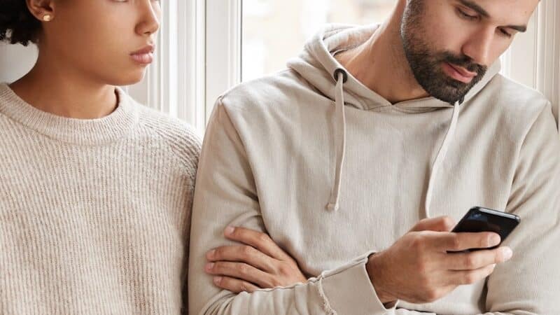 El uso de la 'Ley del Hielo' en una relación puede generar desconexión emocional y distanciamiento. Aprende cómo la terapia de pareja puede ayudar a romper este ciclo de silencio y priorizar el bienestar emocional, ya sea juntos o separados.