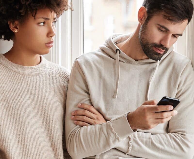 El uso de la 'Ley del Hielo' en una relación puede generar desconexión emocional y distanciamiento. Aprende cómo la terapia de pareja puede ayudar a romper este ciclo de silencio y priorizar el bienestar emocional, ya sea juntos o separados.