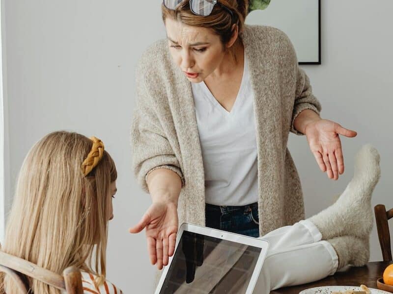 Guía para madres y padres desesperados: cuando tu adolescente no quiere ir al psicólogo