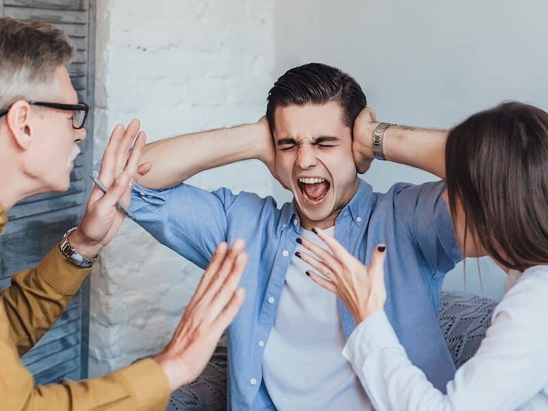Adolescente tirano y padres agotados: una llamada de atención al sistema familiar